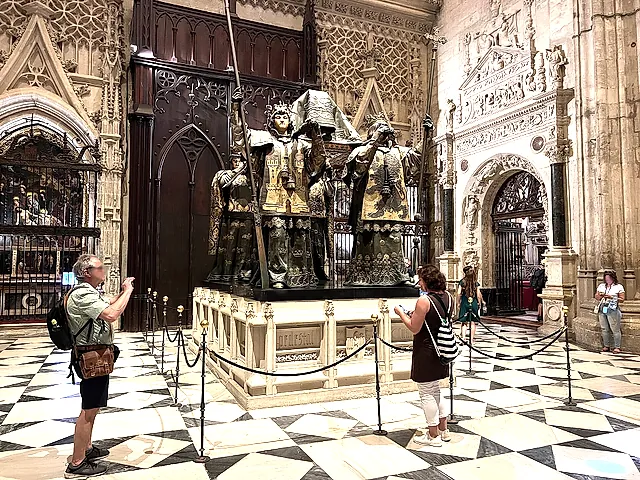 The monument to Christopher Columbus carried by four bronze heralds