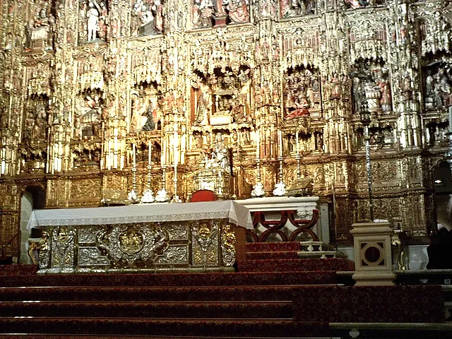 The gilded high altarpiece with the Virgen de la Sede